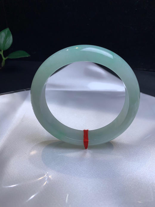 612694，59.5冰晴绿手镯，冰润细腻，整体均匀清爽 商品图0