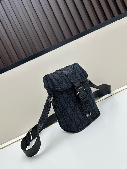 夏季特惠💰600 竖版翻盖信使包 手机包 是夏季男装系列新品2HTCA544 现代时尚的设计 商品图1