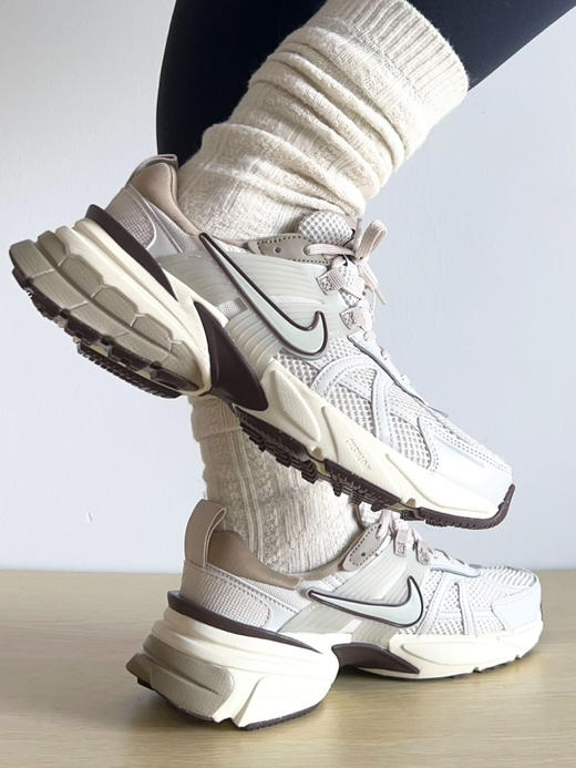 🌸【品牌授权】正品耐克‼️河南奥莱仓库直发💕 千禧年时代美学🌈「Nike V2K Run」重回复古全系列合集✨复古玩家新选择 鞋面网眼设计，轻盈透气 双密度泡绵中底✨ 商品图10