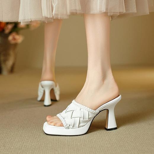 【预售5天】白色编织外穿拖鞋夏季新款防水台高跟鞋女粗跟高级感一字拖JGGXY&J2125-13 商品图3