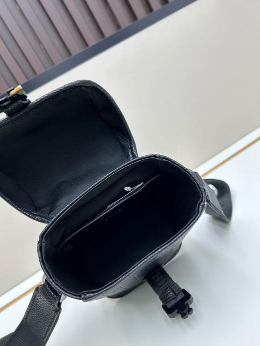 夏季特惠💰600 竖版翻盖信使包 手机包 是夏季男装系列新品2HTCA544 现代时尚的设计 商品图6