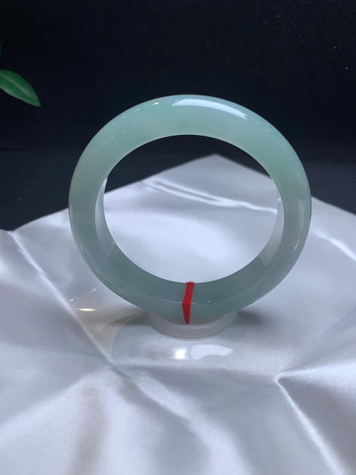 612697，58.4冰晴底手镯，版型漂亮，整条带晴绿底色，润润的，均匀干净 商品图0