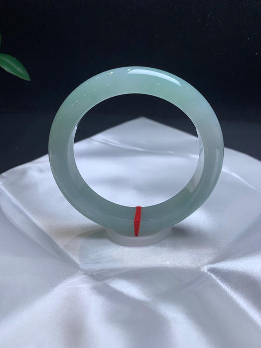 612697，58.4冰晴底手镯，版型漂亮，整条带晴绿底色，润润的，均匀干净 商品图3