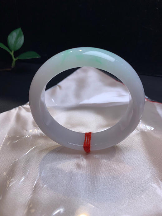 612695，57.5 飘绿正圈手镯，一截清新淡雅的绿底 商品图2