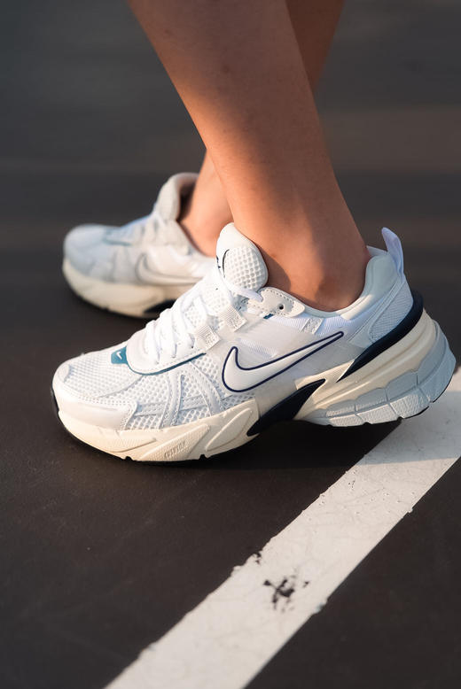 🌸【品牌授权】正品耐克‼️河南奥莱仓库直发💕 千禧年时代美学🌈「Nike V2K Run」重回复古全系列合集✨复古玩家新选择 鞋面网眼设计，轻盈透气 双密度泡绵中底✨ 商品图9