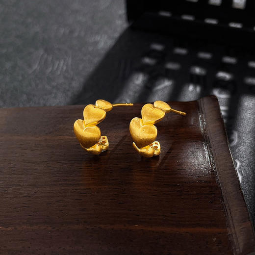 【限时克减150元】足金999 古法空心国潮传承冰丝金丝绒U形丘比特爱心心形耳饰耳钉（配胶塞）(AUQGFES00012)预售产品下单后不退款不退货不换货不补差价 商品图0