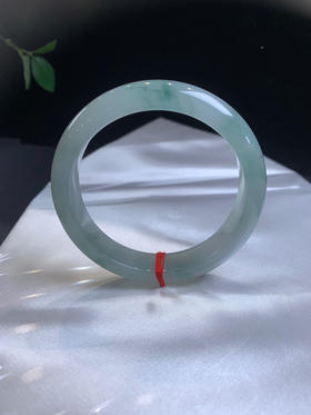 612703，58.冰飘花手镯，整条底妆非常细腻干净，飘清新蓝花，清秀