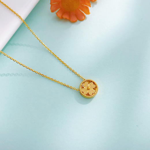 【限时克减150元】足金999 #CNC #时来运转 【精品】5G黄金镂空影底可转动转韵·时光四叶草圆形调节套链(BN5GTL00004)（预售产品下单后不退款不退货不换货不补差价） 商品图1