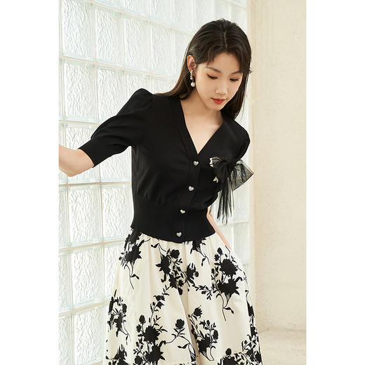 NEELLY纳俪商场同款夏季新款V领显瘦短袖针织衫女黑色修身上衣N25044A14409 商品图1