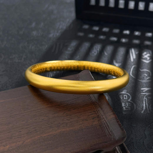 【限时克减150元】足金999.9 古法素圈光圈固口内百福泥鳅背手镯（面宽约7.5-7.9mm，厚约5.1mm）(GFSZW00169-02)（预售产品下单后不退款不退货不换货不补差价） 商品图1