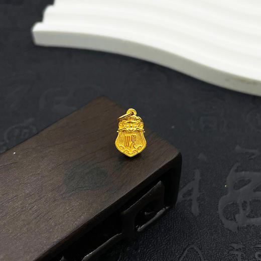 【限时7.5折】【定价黄金】足金999 古法实心顺字醒狮令牌手串挂件Diy手串配件(AKGFSC00763)预售产品下单后不退款不退货不换货不补差价 商品图0