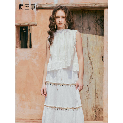 两三事 晨雾星吻 2025夏季新款度假风镂空蕾丝短款无袖衬衫女 商品图0