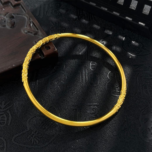 【限时克减150元】足金999.9 #复古风 古法实心固口圆管卷草纹手镯（面宽约3.3-3.7mm）(GFSZW00179-02)（预售产品下单后不退款不退货不换货不补差价） 商品图3