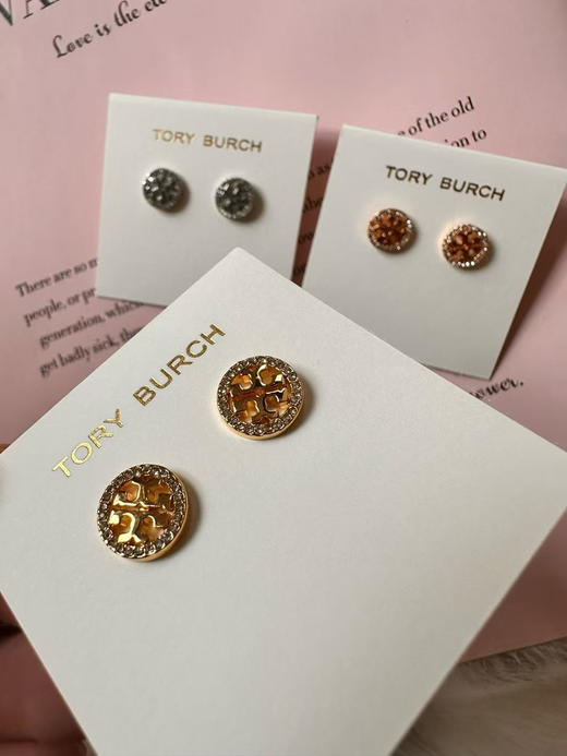 外贸原单TB密镶锆石小圆标耳钉 
三色: 金色/银色/玫瑰金

材质:黄铜镀金➕锆石➕医用钢针

特价，简易包装 商品图0