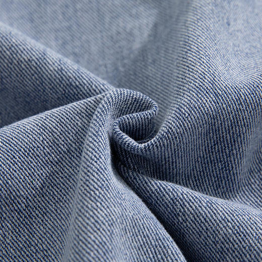 【夏季服饰丨吾家男女同款牛仔外套 】选用牛仔面料，舒适透气不沉闷，胸前立体口袋设计，方便实用，简约基础版型，穿搭方便自由，单穿叠穿都很好看，出门搭配任意裤子或者裙子都能很惊艳 商品图4