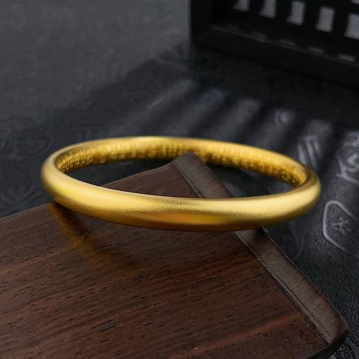 【限时克减150元】足金999.9 #复古风 古法空心固口福运绵长内百福泥鳅背手镯（面宽约6.4-6.8mm，厚约4.5mm）(GFSZW00169-01)（预售产品下单后不退款不退货不换货不补差价） 商品图1