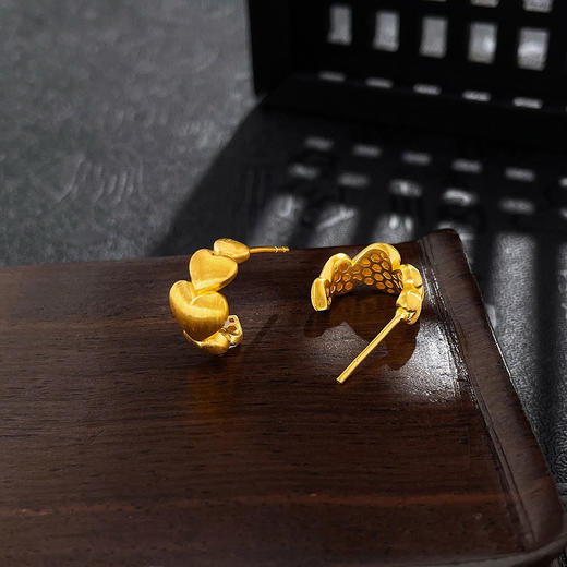 【限时克减150元】足金999 古法空心国潮传承冰丝金丝绒U形丘比特爱心心形耳饰耳钉（配胶塞）(AUQGFES00012)预售产品下单后不退款不退货不换货不补差价 商品图1