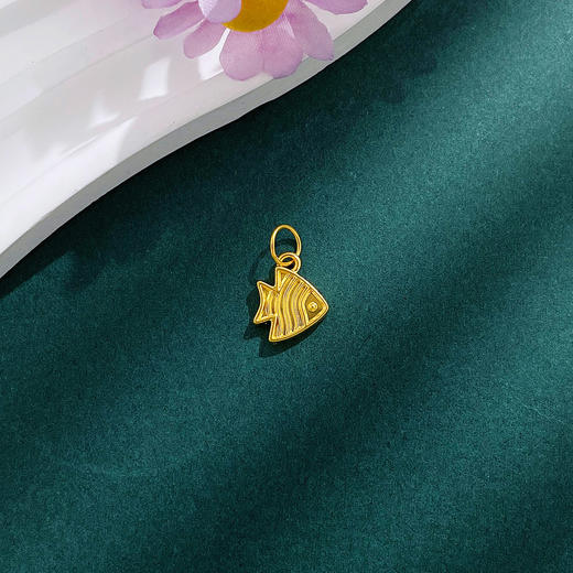 【限时7.5折】【定价黄金】足金 #微硬金 无氰5D硬金空心年年有余小金鱼手串挂件Diy手串配件(U5DSC00238)（预售产品下单后不退款不退货不换货不补差价） 商品图0