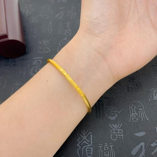 【限时克减150元】足金999.9 古法空心固口圆棍卷草纹三边如意手镯(面宽约3-3.4mm)(AIGFSZ00809)（预售产品下单后不退款不退货不换货不补差价） 商品图2