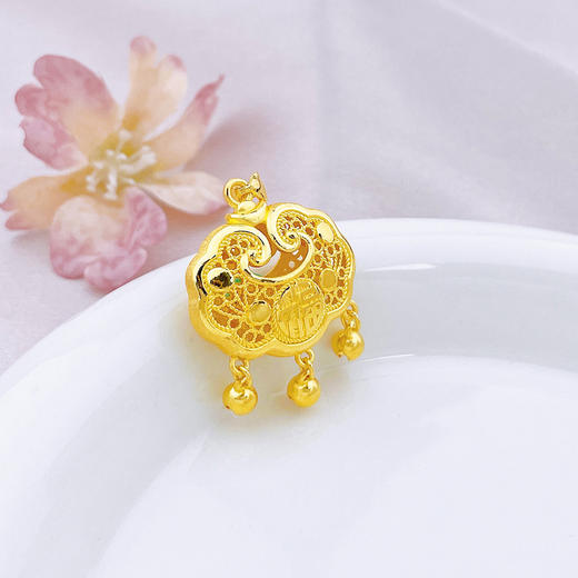 【限时克减150元】足金999.9 【精品】双面镂空福字铃铛如意幸福锁包网红锁包吊坠(AWDZ00119-2)（预售产品下单后不退款不退货不换货不补差价） 商品图1