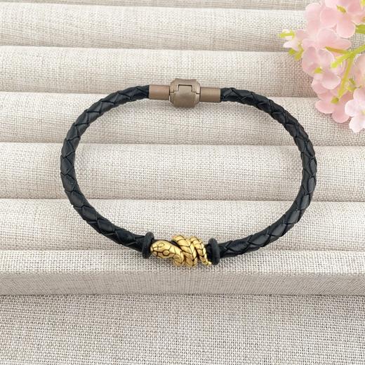 【限时7.5折】【定价黄金】足金 #生肖 #蛇年新品 3D硬金烤漆蛇年生肖手链招财卷卷蛇灵蛇黑皮绳不可调节成品手串（扣为合金，成人佩戴）(AJ3DSC00261) 商品图0