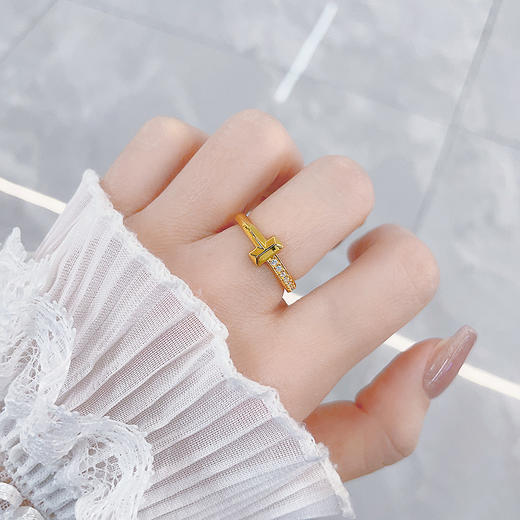 【限时克减150元】足金 #莫桑石 无氰5D空心镶嵌莫桑固口T字形戒指女戒(BH5DJZ00118)（预售产品下单后不退款不退货不换货不补差价）（预售产品下单后不退款不退货不换货不补差价） 商品图0