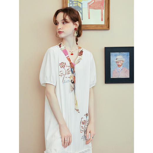 两三事 空谷迷香 2025夏季新款复古印花绑带领绣花百褶裙摆连衣裙 商品图2