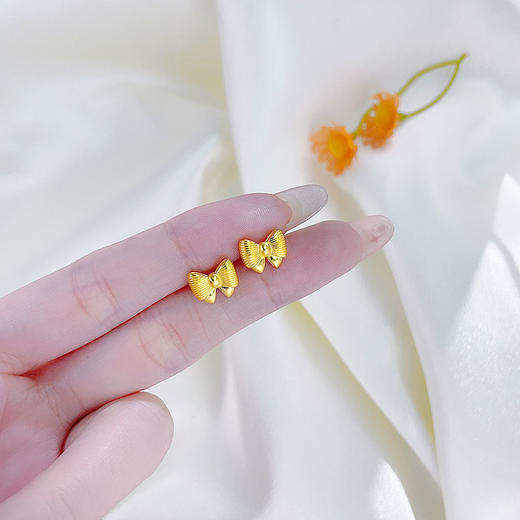 【限时克减150元】足金999.9 #超轻 #在逃公主 万足空心可爱蝴蝶结简约耳饰耳钉(UWES00015)预售产品下单后不退款不退货不换货不补差价 商品图2