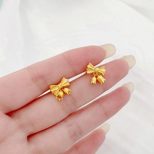 【限时克减150元】足金999.9 #在逃公主 【精品】万足镂空甜美少女心铃兰花蝴蝶结耳饰耳钉(AWWES00222)（预售产品下单后不退款不退货不换货不补差价 商品图2