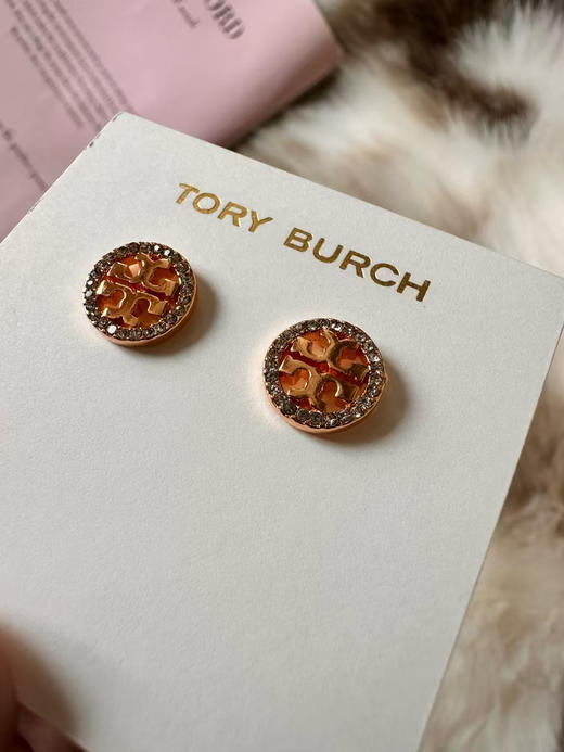 外贸原单TB密镶锆石小圆标耳钉 
三色: 金色/银色/玫瑰金

材质:黄铜镀金➕锆石➕医用钢针

特价，简易包装 商品图5