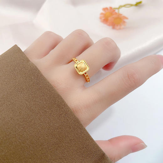 【限时克减150元】足金999 #小方糖 5G黄金活口小方糖戒指拉丝鱼鳞方形女戒(AG5GJZ00225)预售产品下单后不退款不退货不换货不补差价 商品图2