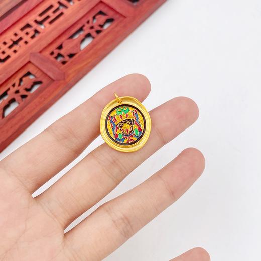 【限时7.5折】【定价黄金】足金 古法实心低温珐琅扎基拉姆如意圆牌手串挂件Diy手串配件(AMGFSC01342)预售产品下单后不退款不退货不换货不补差价 商品图3