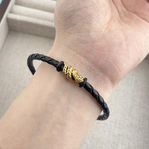 【限时7.5折】【定价黄金】足金 #生肖 #蛇年新品 3D硬金烤漆蛇年生肖手链招财卷卷蛇灵蛇黑皮绳不可调节成品手串（扣为合金，成人佩戴）(AJ3DSC00261) 商品图3