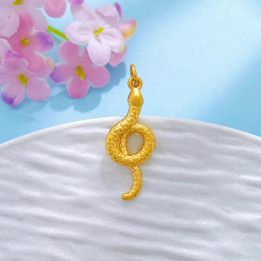 【限时7.5折】【定价黄金】足金 #蛇年新品 #生肖 3D硬金空心蛇年生肖灵蛇狂舞吊坠(V3DDZ00275)（预售产品下单后不退款不退货不换货不补差价）（预售产品下单后不退款不退货不换货不补差价） 商品图0