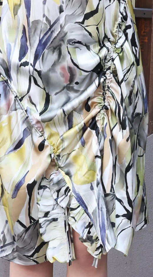 TYNVIE V领褶皱下摆丝质连衣裙 - 黄色印花 商品图8