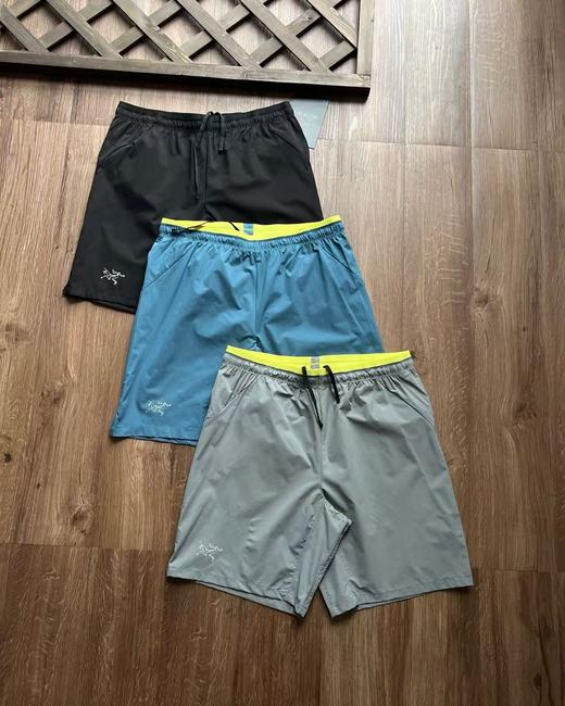点此购买 始祖鸟夏季男士户外科技面料运动休闲五分裤轻薄速干短裤 jj 315374 商品图1