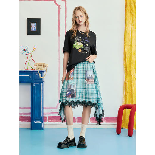 两三事 异彩翻糖 2025夏季新款格子印花蕾丝拼接不规则绑带半身裙 商品图3