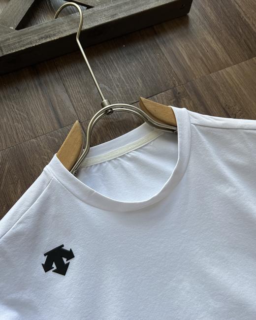 点此购买 迪桑特TRAINING系列综训TOUGH男士短袖T恤 xj 315380 商品图10