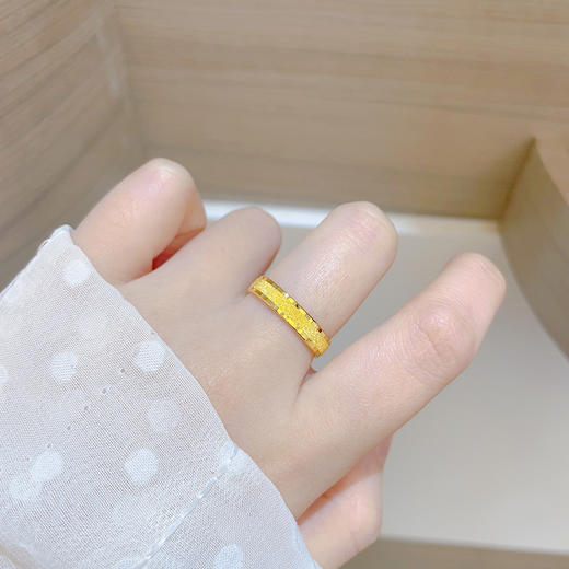 【限时克减150元】足金999.9 固口戒指 【精品】实心光影交织砂面圈戒极简系列圈戒（面宽约3.7-4.1mm）(AVJZ00002)（预售产品下单后不退款不退货不换货不补差价 商品图2