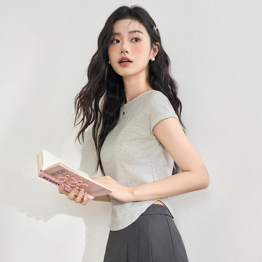 【限时秒杀】西遇褶皱短袖T恤女春夏新款纯色显瘦修身短款正肩圆领上衣D0050505 商品图3