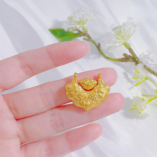 【限时克减150元】足金 【精品】3D硬金仿古法双面连年有余双鱼锦鲤锁包莲花平安如意锁包吊坠(AU3DDZ00005-1)（预售产品下单后不退款不退货不换货不补差价） 商品图2