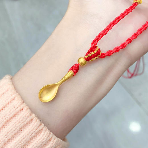 【限时7.5折】【定价黄金】足金 #微硬金 #儿童/宝宝 无氰5D硬金衣食无忧金勺子健康快乐金汤匙挂绳吊坠(AA5DDZ00011)（预售产品下单后不退款不退货不换货不补差价） 商品图4