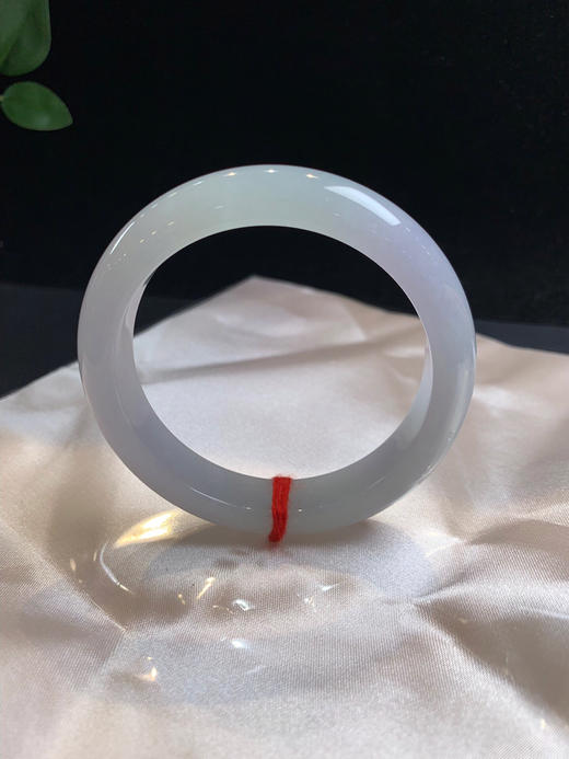 612705，55.5 淡紫罗兰手镯，整圈隐隐约约带些紫底，整条润润的，干净清新淡雅 商品图1