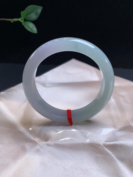 612706，54.7淡春彩手镯，一截浅浅的蓝底，一截淡紫，整体底妆均匀干净、润润的 商品图1