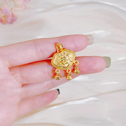 【限时7.5折】【定价黄金】足金 3D硬金空心长命富贵如意锁包永保平安回纹铃铛锁包吊坠(AR3DDZ00204)（预售产品下单后不退款不退货不换货不补差价）（预售产品下单后不退款不退货不换货不补差价） 商品图3