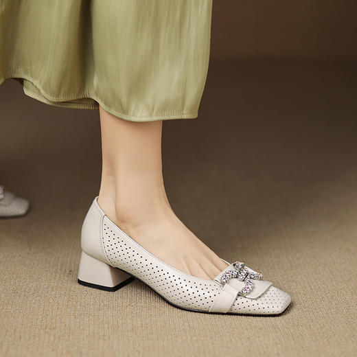 【预售5天】巨好穿法式单鞋镂空透气，方头中跟粗跟真皮水钻凉鞋ASZ&5-699 商品图0