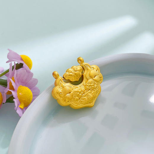 【限时克减150元】足金 【精品】3D硬金仿古法双面连年有余双鱼锦鲤锁包莲花平安如意锁包吊坠(AU3DDZ00005)（预售产品下单后不退款不退货不换货不补差价） 商品图1