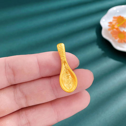 【限时7.5折】【定价黄金】足金 #儿童/宝宝 【精品】3D硬金仿古法衣食无忧福字金汤匙吊坠鱼跃龙门锦鲤金勺子吊坠(AU3DDZ00002)（预售产品下单后不退款不退货不换货不补差价） 商品图3