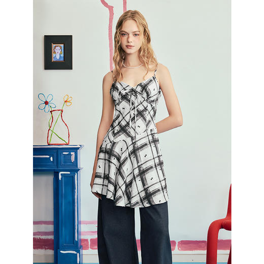 两三事 虚格甜叛 2025夏季新款复古格子绑带收腰吊带短裙连衣裙 商品图3