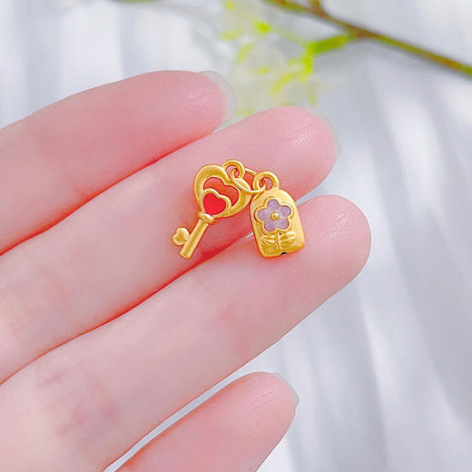 【限时7.5折】【定价黄金】足金 #微硬金 无氰5D微硬金低温珐琅空心爱心钥匙花牌手串挂件Diy手串配件(U5DSC00134)（预售产品下单后不退款不退货不换货不补差价） 商品图2